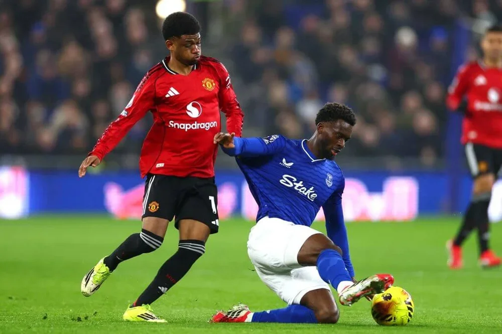 Everton's Tim Iroegbunam competes for the ball with Manchester United's Amad