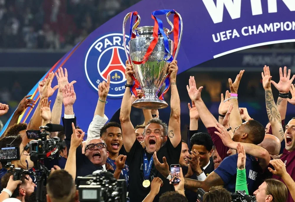 Munich (Germany), 31/05/2025.- PSG head coach Luis Enrique poses with the trophy after winning the UEFA Champions League final between Paris Saint-Germain and Internazionale Milano, in Munich, Germany, 31 May 2025. (Liga de Campeones, Alemania) EFE/EPA/ANNA SZILAGYI. paris saint germain psg . inter. liga campeones 2024/2025 paris saint germain psg . inter. final. accion. allianz arena
