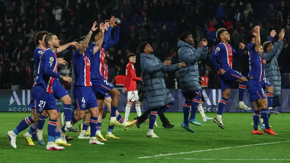 Los jugadores del PSG saludan a sus aficionados tras ganar el partido de fútbol de la Ligue 1 francesa entre el PSG y el Stade Brest