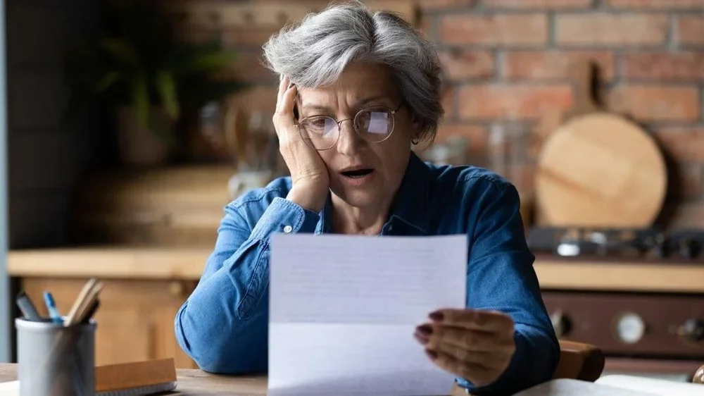 Imagen de una mujer mirando su pensión